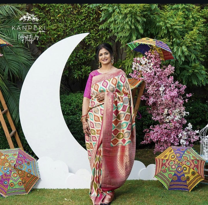 Intricate detailing and weaving all over the saree